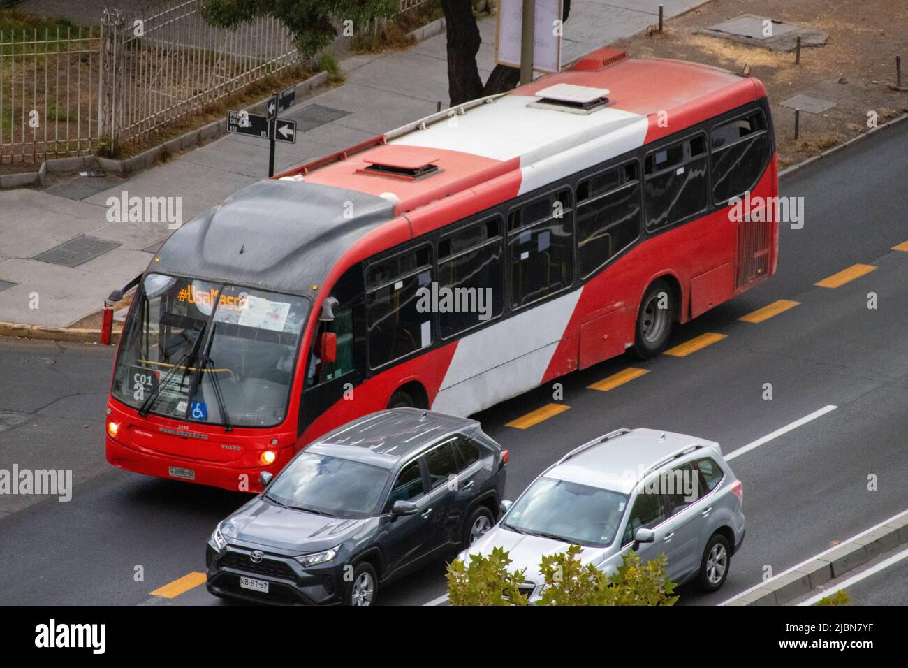 Autobus in viale Apoquindo, Las Condes. Santiago, Cile Foto Stock