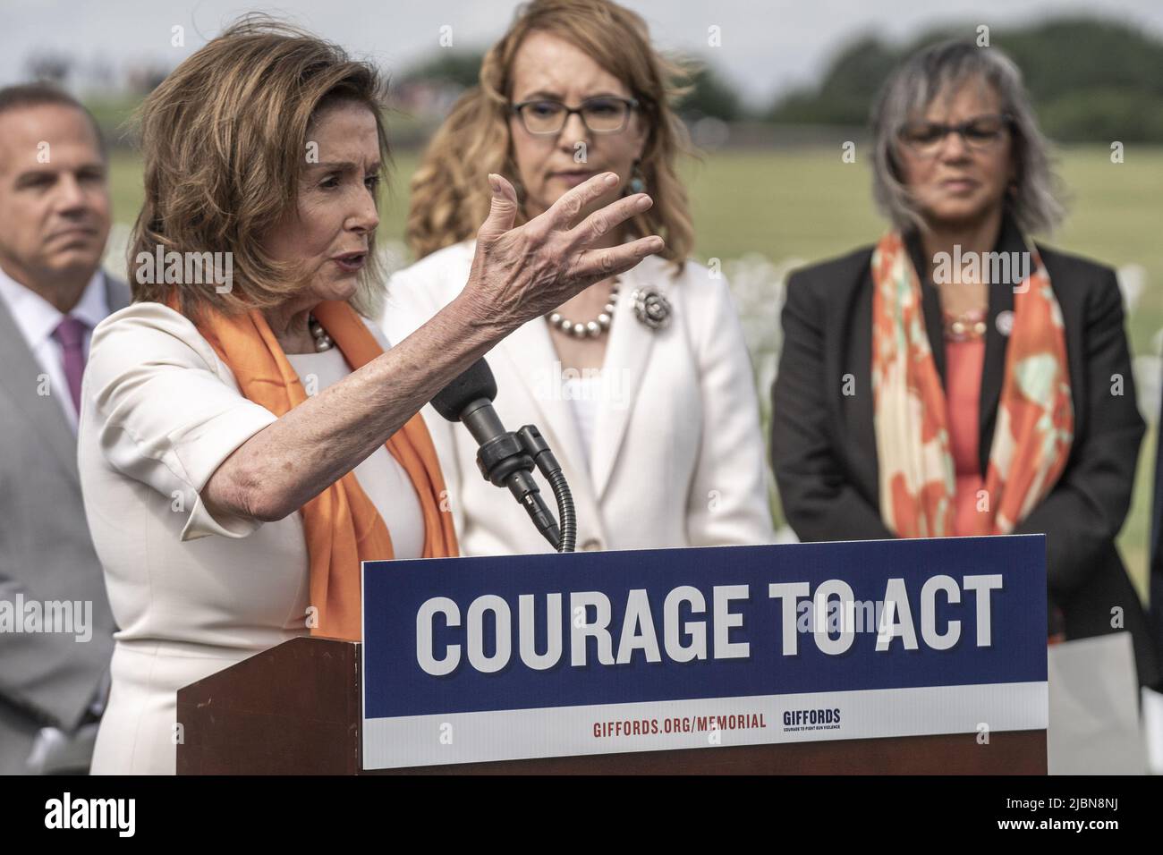 Washington, Stati Uniti. 07th giugno 2022. Il relatore della Camera dei rappresentanti degli Stati Uniti Nancy Pelosi D-CA, parla al Gun violence Memorial onorando le 45.000 vite perse a causa della violenza delle armi nel 2020 e per chiedere un intervento di fronte a questa crisi di salute pubblica in peggioramento sul National Mall di Washington, DC martedì, Giugno 7, 2022. Dall'ultimo memoriale, questa epidemia è peggiorata, con altre 5.000 persone che muoiono ogni anno a causa della violenza delle armi nel nostro paese. Foto di Ken Cedeno/UPI Credit: UPI/Alamy Live News Foto Stock