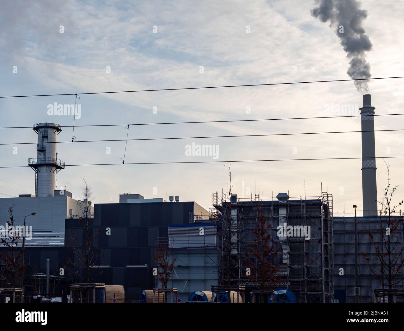 Inquinamento dell'aria causato dal fumo che fuoriesce dalle tubazioni. Problema ambientale mondiale inquinamento atmosferico da fumo velenoso. Foto Stock