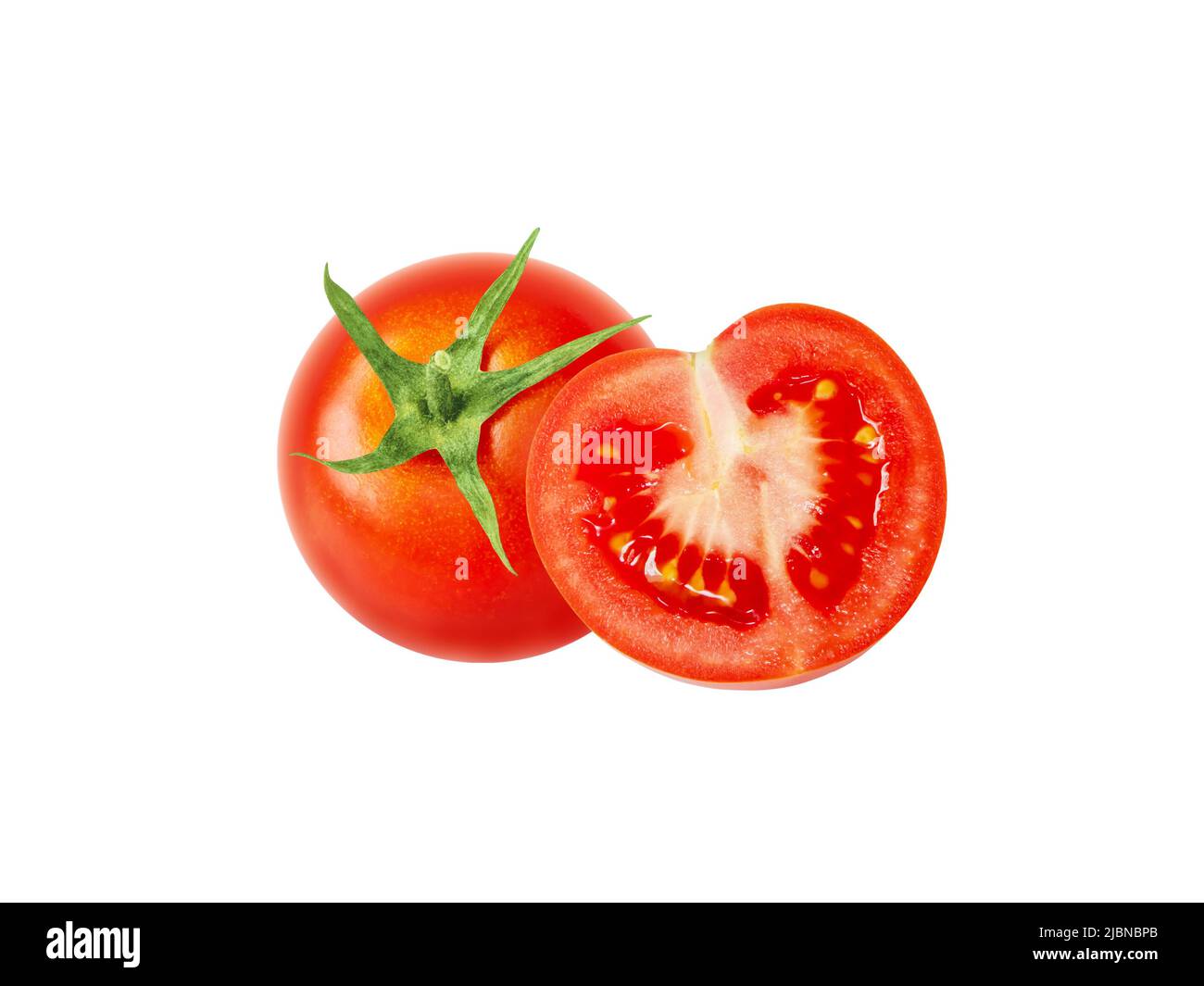 Verdure rosse intere e tagliate a metà, isolate su sfondo bianco. Solanum lycopersicum frutta matura. Foto Stock