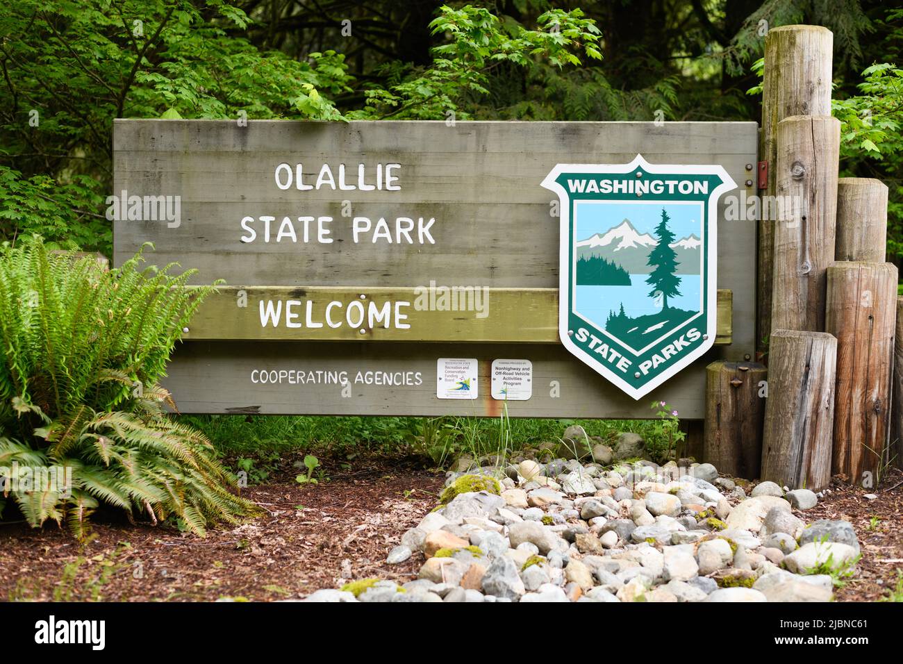 North Bend, WA, USA - 06 giugno 2022; Segnaletica all'Olallie state Park con logo Washington state Parks su cartello in legno Foto Stock
