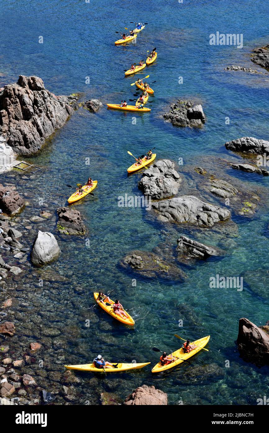Llafranc in Spagna bambini che partecipano alle attività di kayak e canoa sul mare Foto Stock