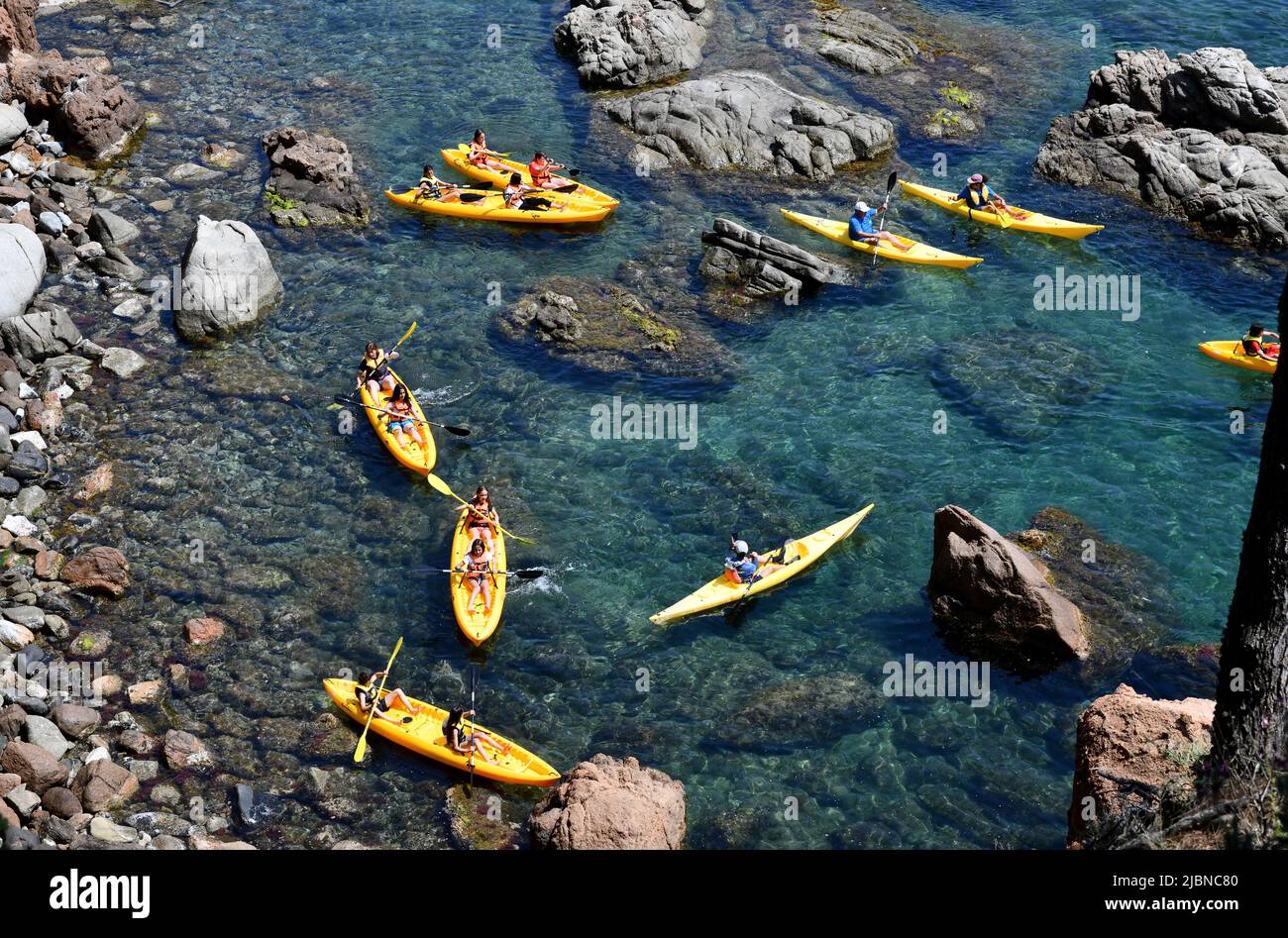 Llafranc in Spagna bambini che partecipano a Kayaking & Canoismo attività Foto Stock