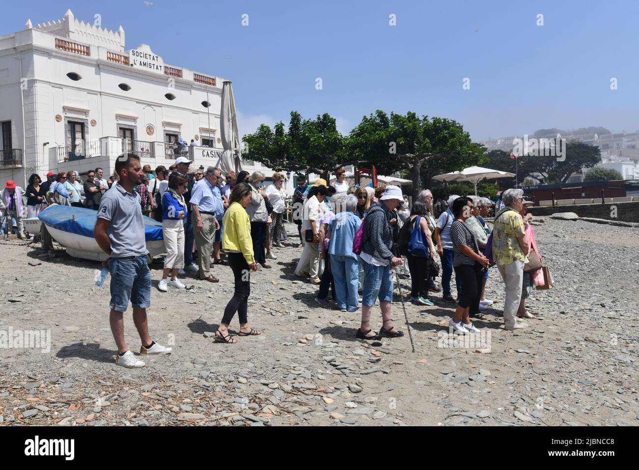 I turisti che si accaparrano a bordo di una barca a Cadaques una città spagnola nella Alt Empordà comarca, in provincia di Girona, Catalogna, Spagna. Foto Stock