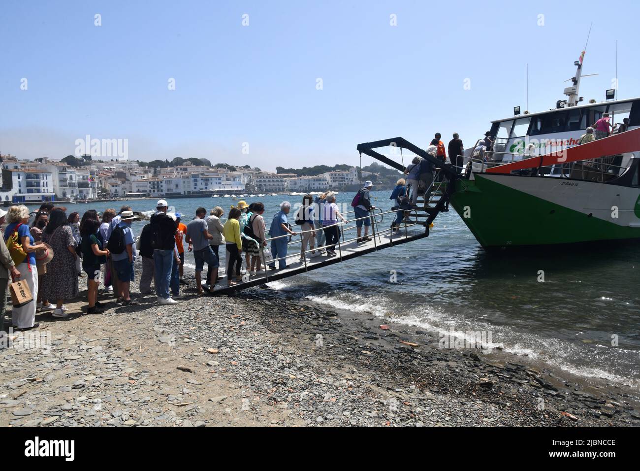 I turisti che si accaparrano a bordo di una barca a Cadaques una città spagnola nella Alt Empordà comarca, in provincia di Girona, Catalogna, Spagna. Foto Stock