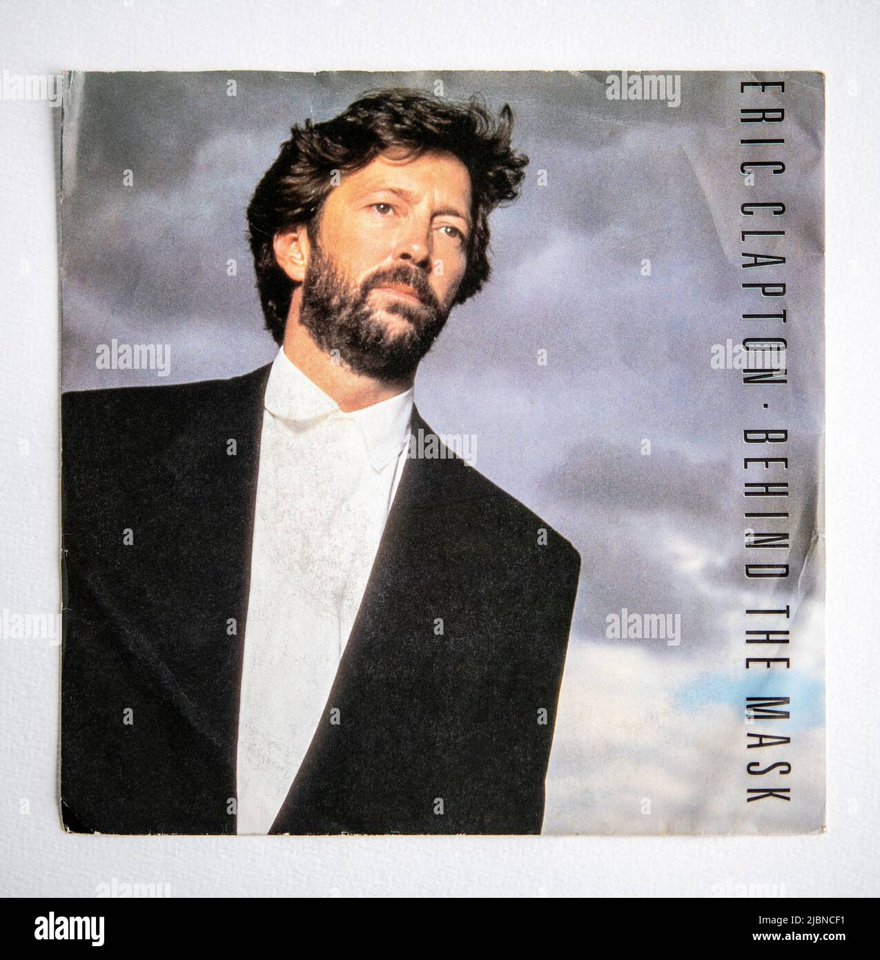 Copertina della versione singola da sette pollici di Behind the Mask di Eric Clapton, rilasciata nel 1987 Foto Stock