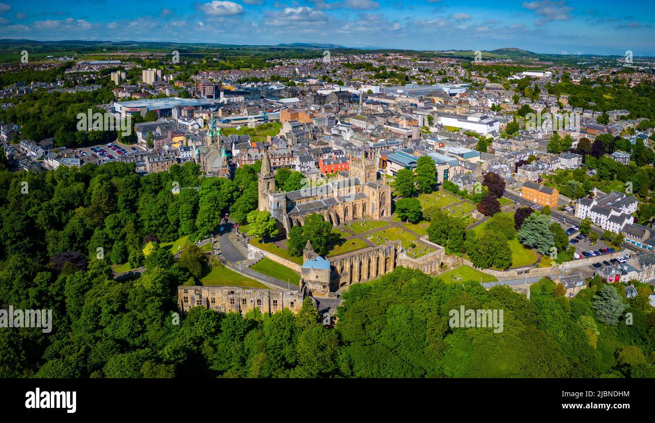 Vista aerea dal drone dell'abbazia di Dunfermline e dalle rovine del palazzo a Dunfermline, Fife, Scozia Foto Stock