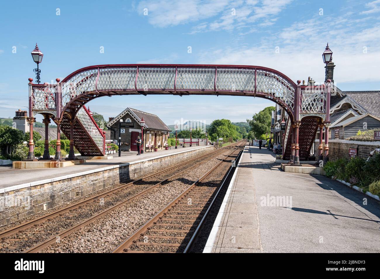 Le piattaforme alla stazione di Settle sono collegate da un ex ponte pedonale North British Railway che era precedentemente situato alla stazione di Drem in East Lothian. Foto Stock