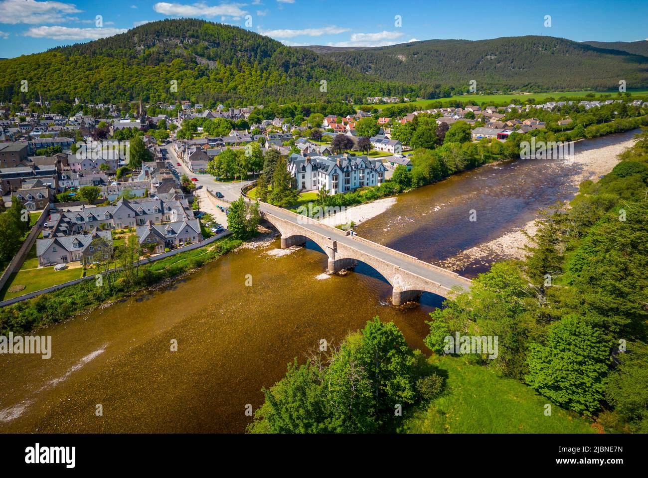 Vista aerea dal drone del villaggio di Ballater su Deeside in Aberdeenshire, Scozia, Regno Unito Foto Stock