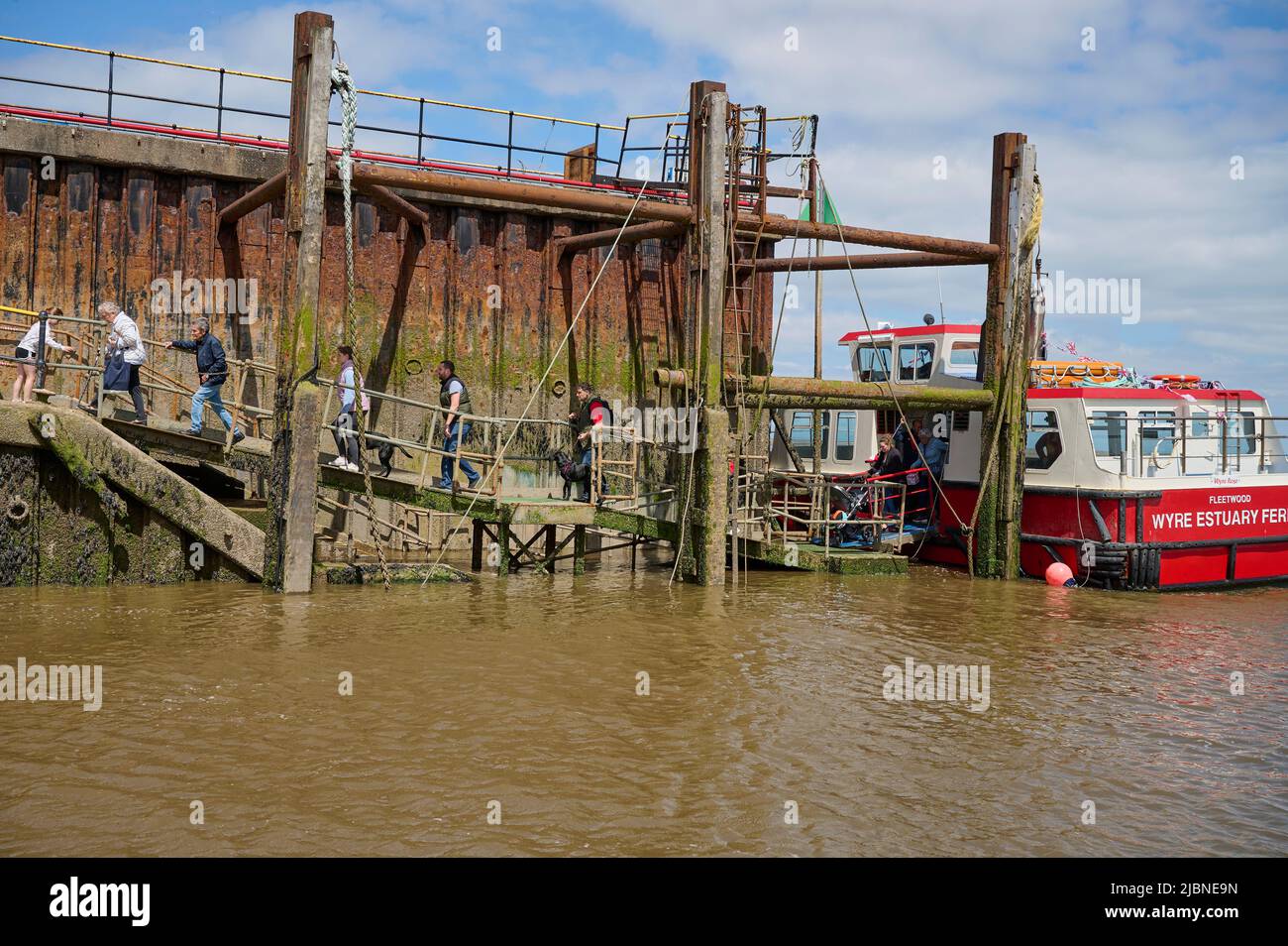 I passeggeri sbarcano dal traghetto per estuario del Wyre a Fleetwood da Knott End Foto Stock