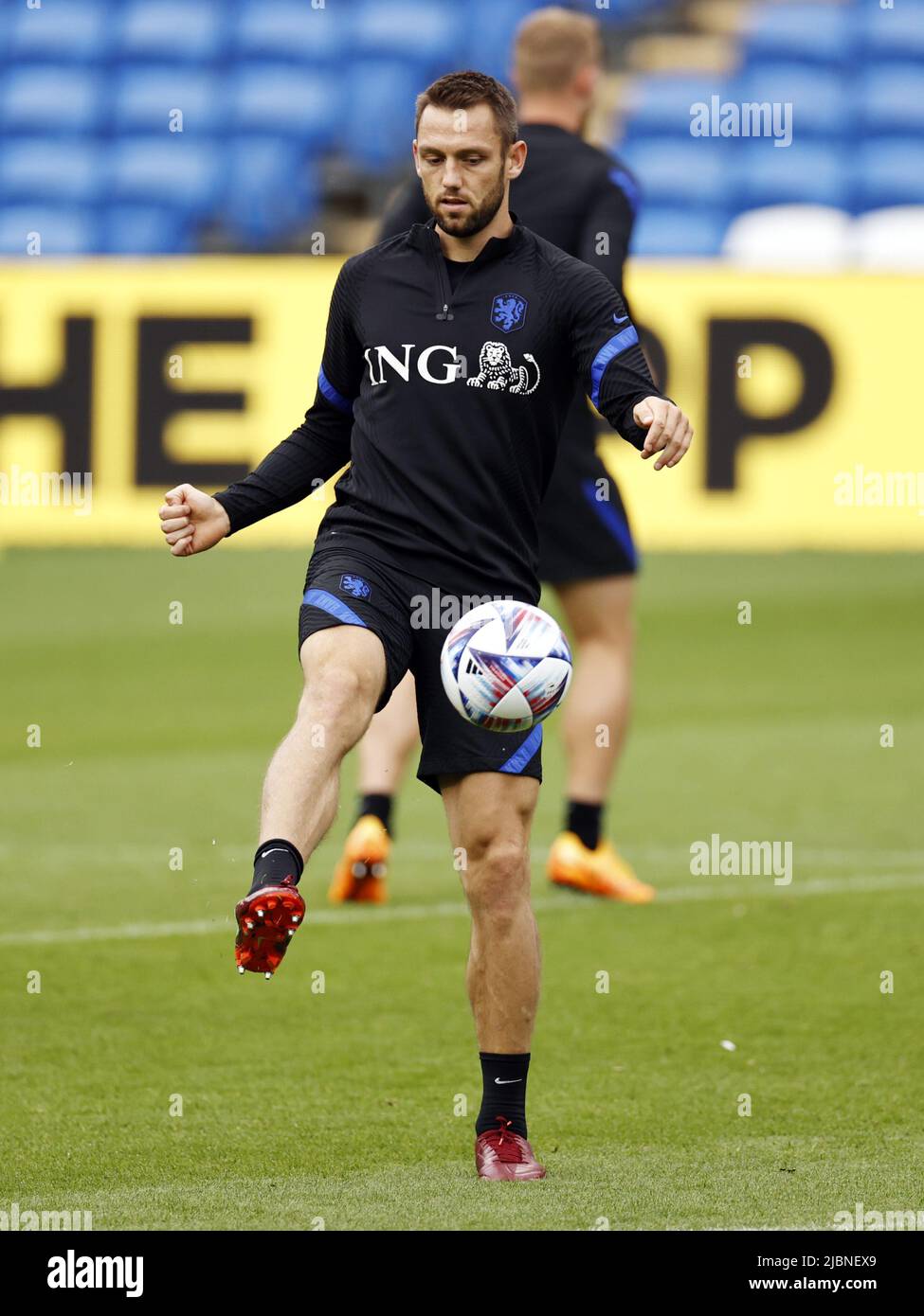 Almere, Paesi Bassi, 7 giugno 2022, CARDIFF - Stefan de Vrij durante la sessione di allenamento in vista della partita della Nations League contro il Galles al Cardiff City Stadium il 7 giugno 2022 a Cardiff, Galles. ANP MAURICE VAN STEEN Foto Stock