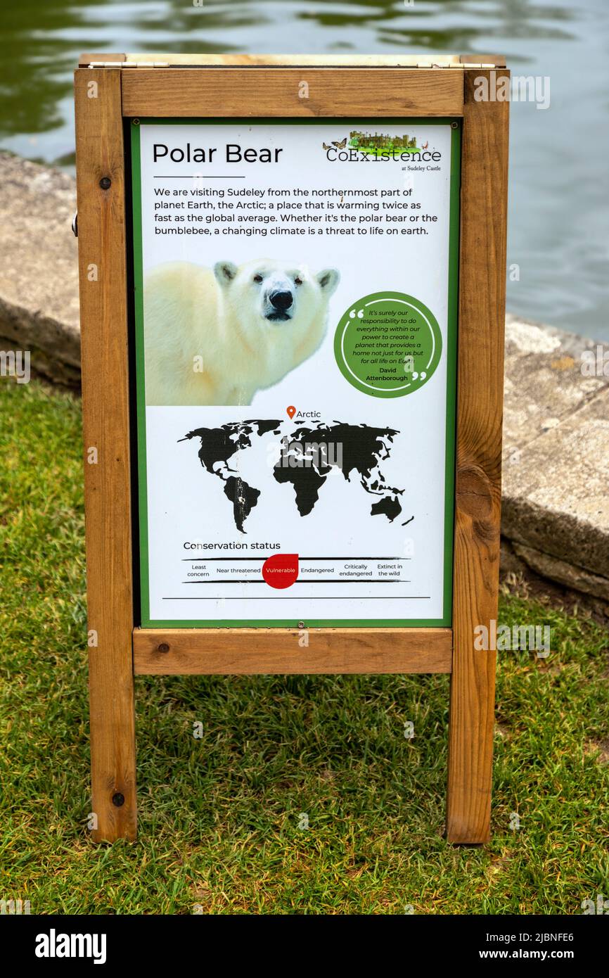Sudeley Castle Gardens, Gloucestershire, Inghilterra, Regno Unito: Bacheca con l'immagine di un orso polare che informa i visitatori degli effetti del riscaldamento globale. Foto Stock
