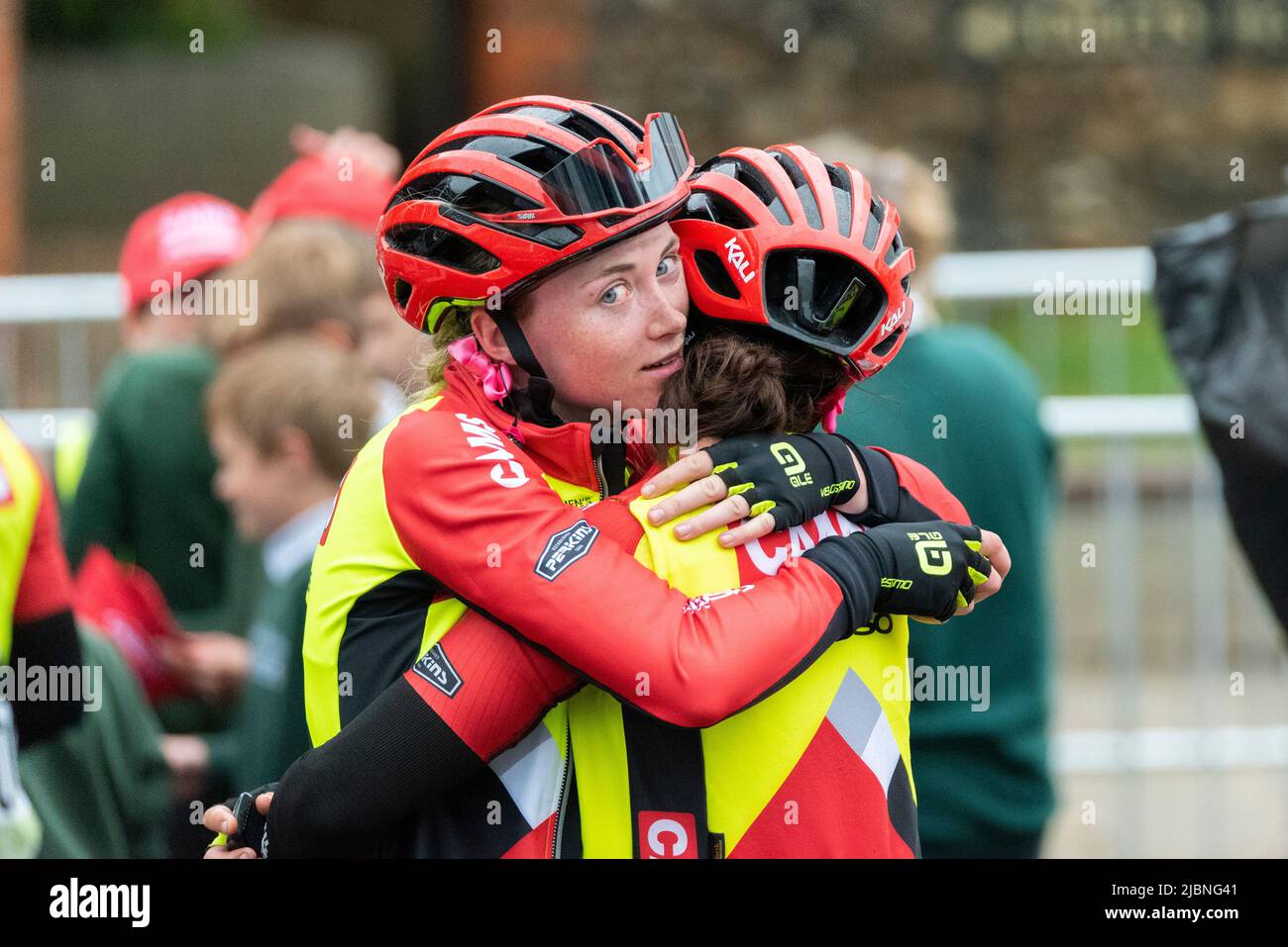 Becky Storrie di CAMS basso dopo la gara ciclistica UCI Women’s Tour Stage 1. Abbraccia un compagno di squadra dopo una dura gara che termina a Bury St Edmunds Foto Stock
