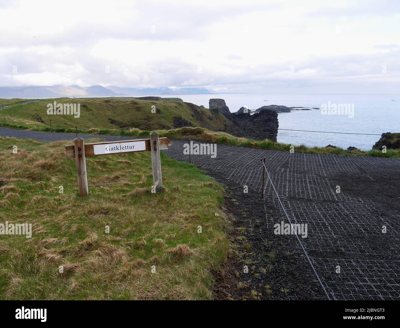 Cartello che indica la strada per il famoso arco di roccia basaltica Gatklettur nel Parco Nazionale della Penisola di Snaefelsnes. Arnarstapi, Islanda. Foto di alta qualità Foto Stock