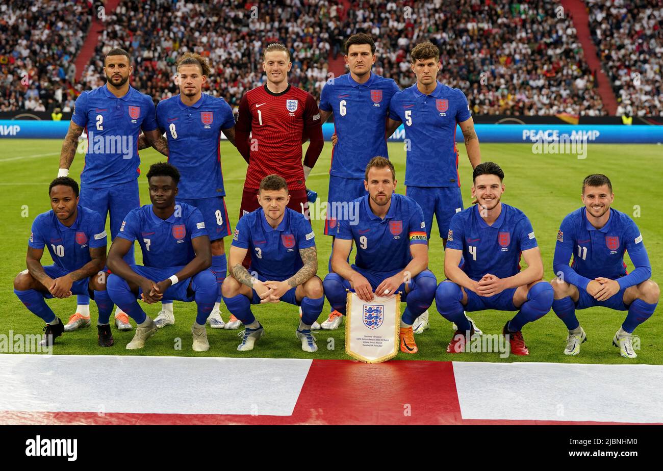 La squadra inglese, in fila, da sinistra a destra, Kyle Walker, Kalvin Phillips, Jordan Pickford, Harry Maguire e John Stones. Prima fila, da sinistra a destra, Raheem Sterling, Bukayo Saka, Kieran Trippier, Harry Kane, Declan Rice e Mason Mount si allineano prima della partita della UEFA Nations League presso l'Allianz Arena di Monaco, in Germania. Data foto: Martedì 7 giugno 2022. Foto Stock