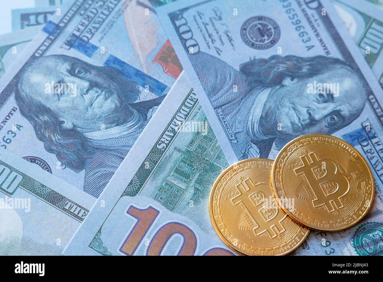 Foto di concetto di criptovaluta e denaro reale. bitcoins sui dollari statunitensi. Blockchain o bitcoin o cripto denaro o rete bankless concetto foto. Foto Stock
