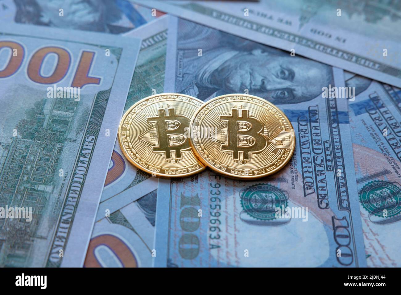 Bitcoin background concept foto. Due bitcoins sui dollari americani. Criptovaluta o btc o bitcoin o bankless network o blockchain foto di sfondo. Foto Stock