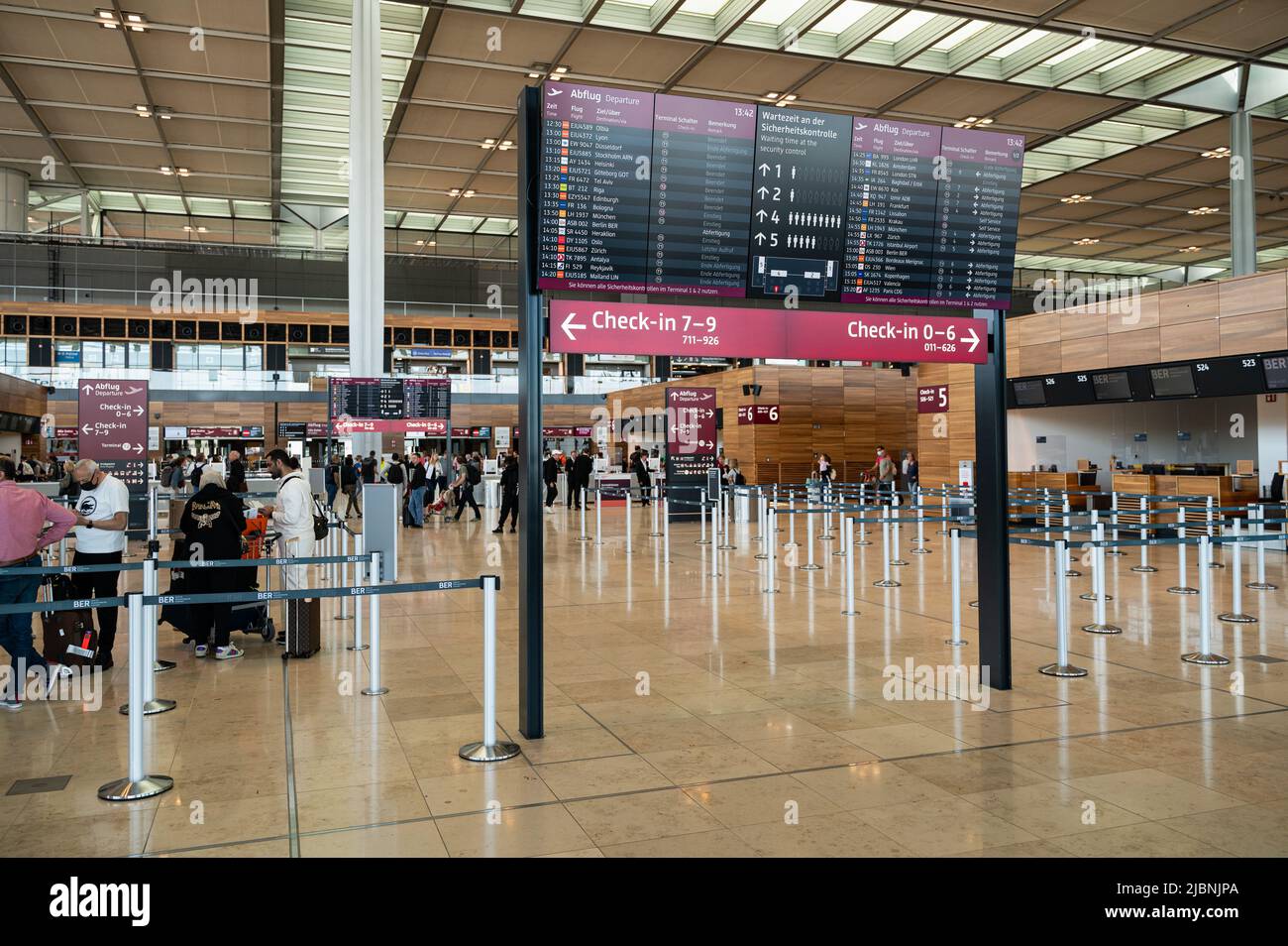 03.06.2022, Berlino, Germania, Europa - la vista interna mostra i viaggiatori aerei ai banchi di check-in all'interno del terminal 1 dell'aeroporto di Berlino-Brandeburgo BER. Foto Stock