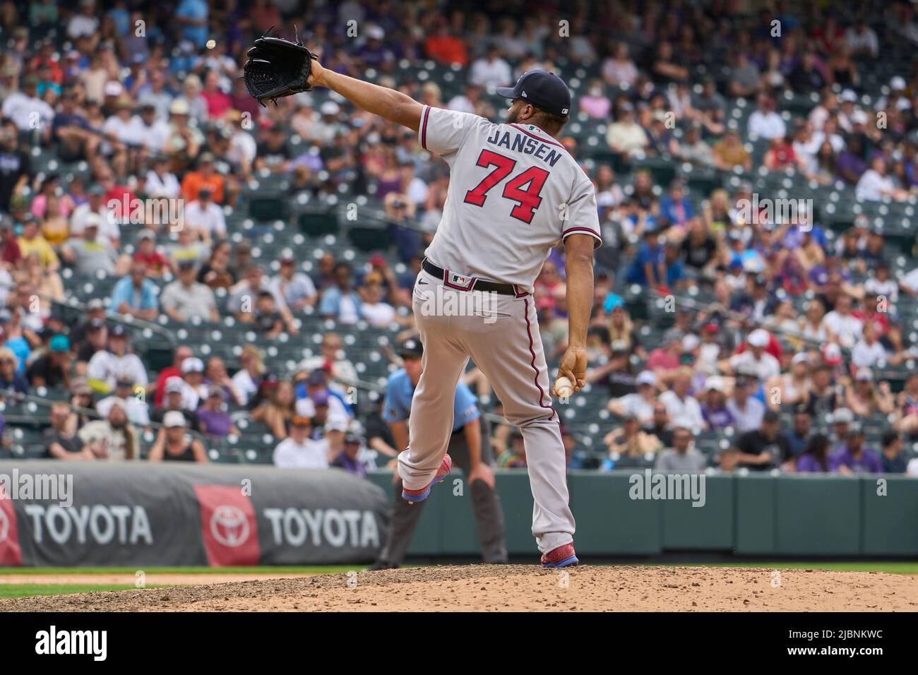 Denver CO, Stati Uniti. 5th giugno 2022. Il lanciatore di Atlanta Kenley Jansen (74) lancia un campo durante il gioco con Atlanta Braves e Colorado Rockies tenuto al Coors Field di Denver Co. David Seelig/Cal Sport Medi. Credit: csm/Alamy Live News Foto Stock