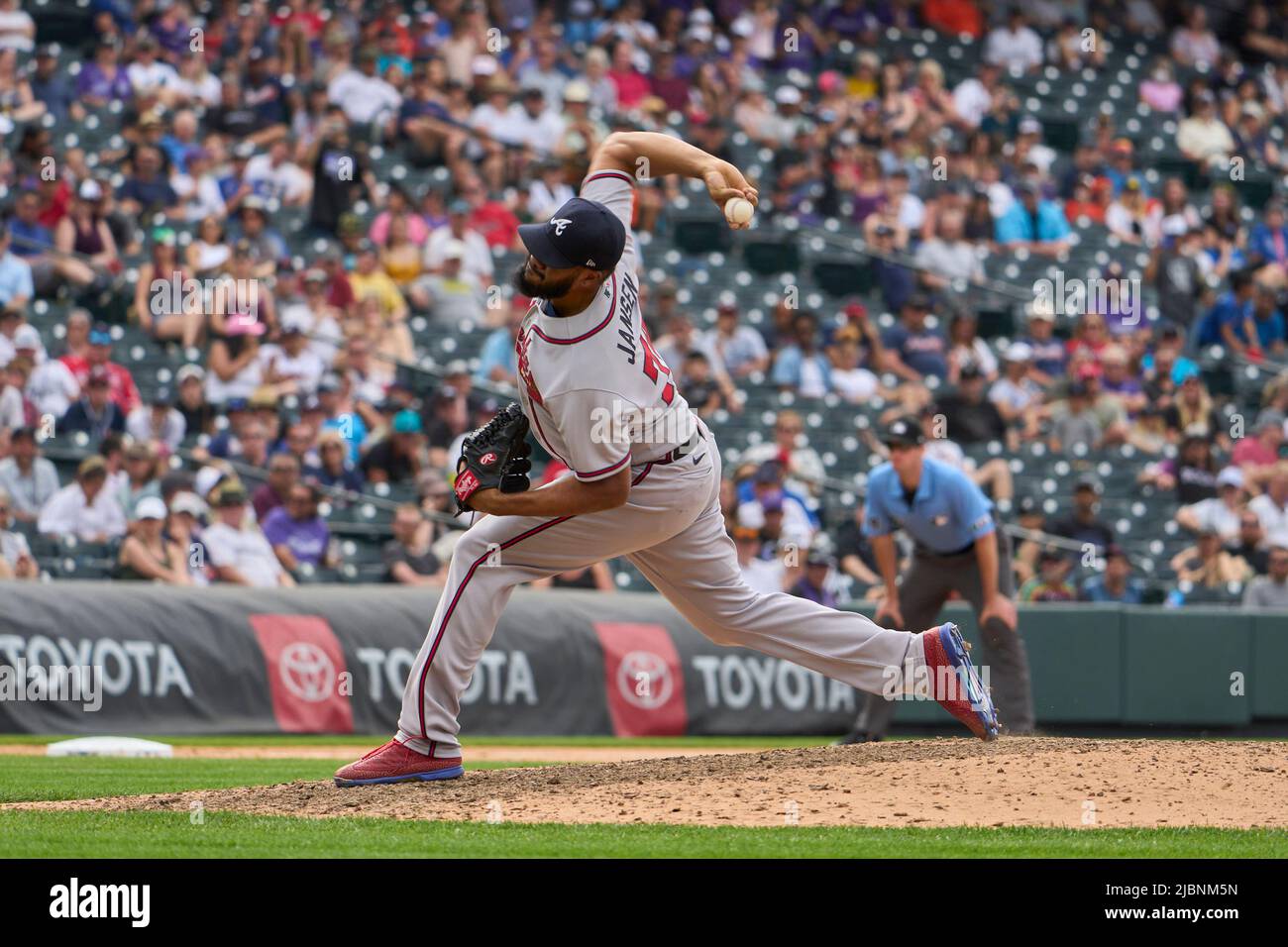 Denver CO, Stati Uniti. 5th giugno 2022. Il lanciatore di Atlanta Kenley Jansen (74) lancia un campo durante il gioco con Atlanta Braves e Colorado Rockies tenuto al Coors Field di Denver Co. David Seelig/Cal Sport Medi. Credit: csm/Alamy Live News Foto Stock
