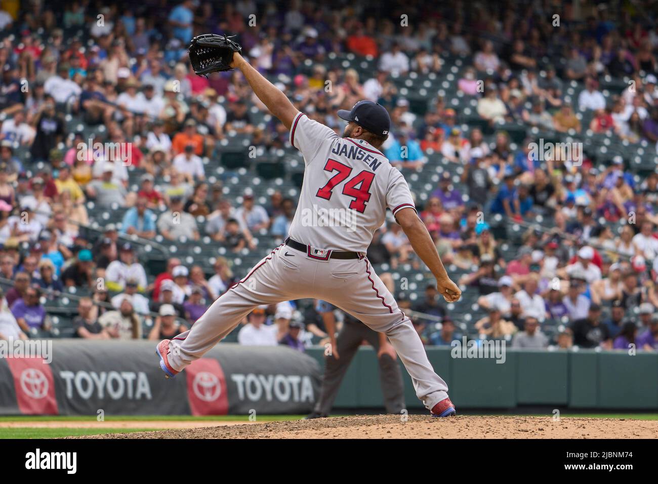 Denver CO, Stati Uniti. 5th giugno 2022. Il lanciatore di Atlanta Kenley Jansen (74) lancia un campo durante il gioco con Atlanta Braves e Colorado Rockies tenuto al Coors Field di Denver Co. David Seelig/Cal Sport Medi. Credit: csm/Alamy Live News Foto Stock