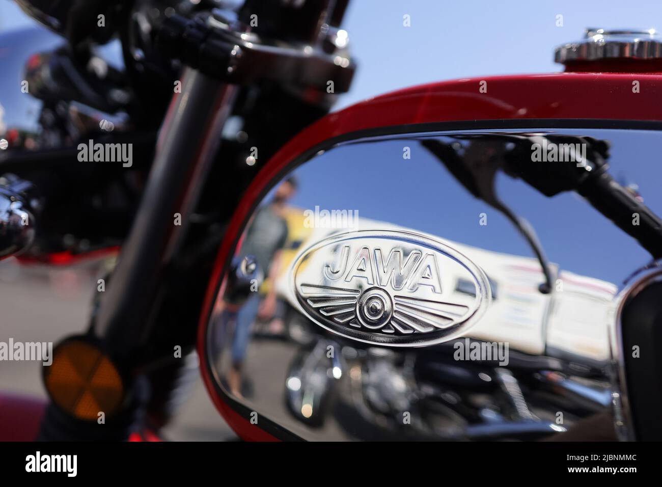 Koprrivnice, Repubblica Ceca, Czechia - 5 Giugno, 2022: Jawa moto - serbatoio carburante con logo e marca del costruttore di moto e moto. Dettaglio di vehi Foto Stock