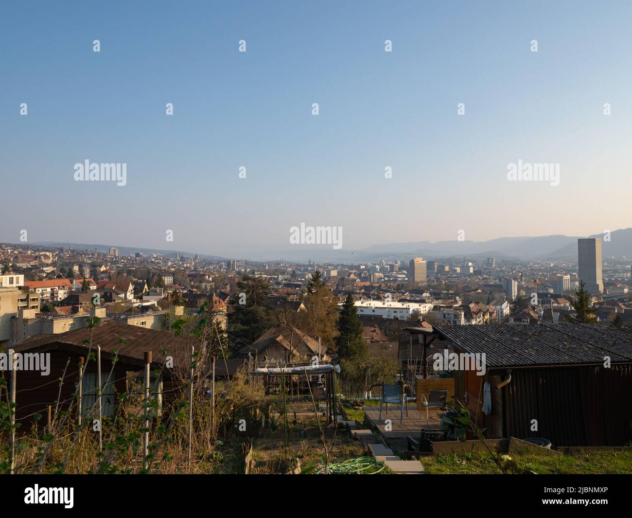 Zurigo, Svizzera - Marzo 26th 2022: Vista sui giardini di assegnazione verso la città Foto Stock