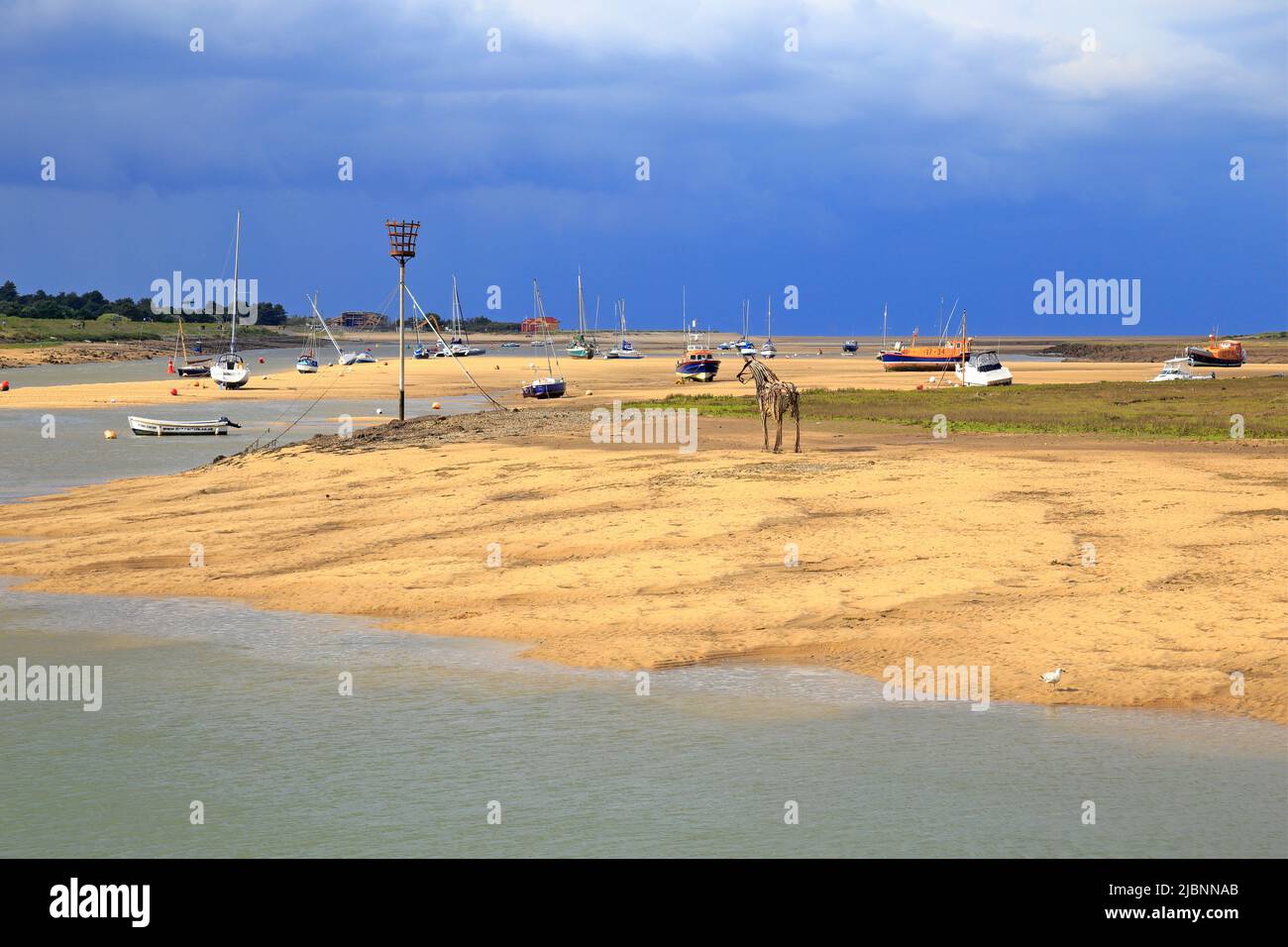 Il cavallo Lifeboat a bassa marea, una scultura in metallo e legno dell'artista Rachael Long a Wells-next-the-Sea, Norfolk, Inghilterra, Regno Unito. Foto Stock