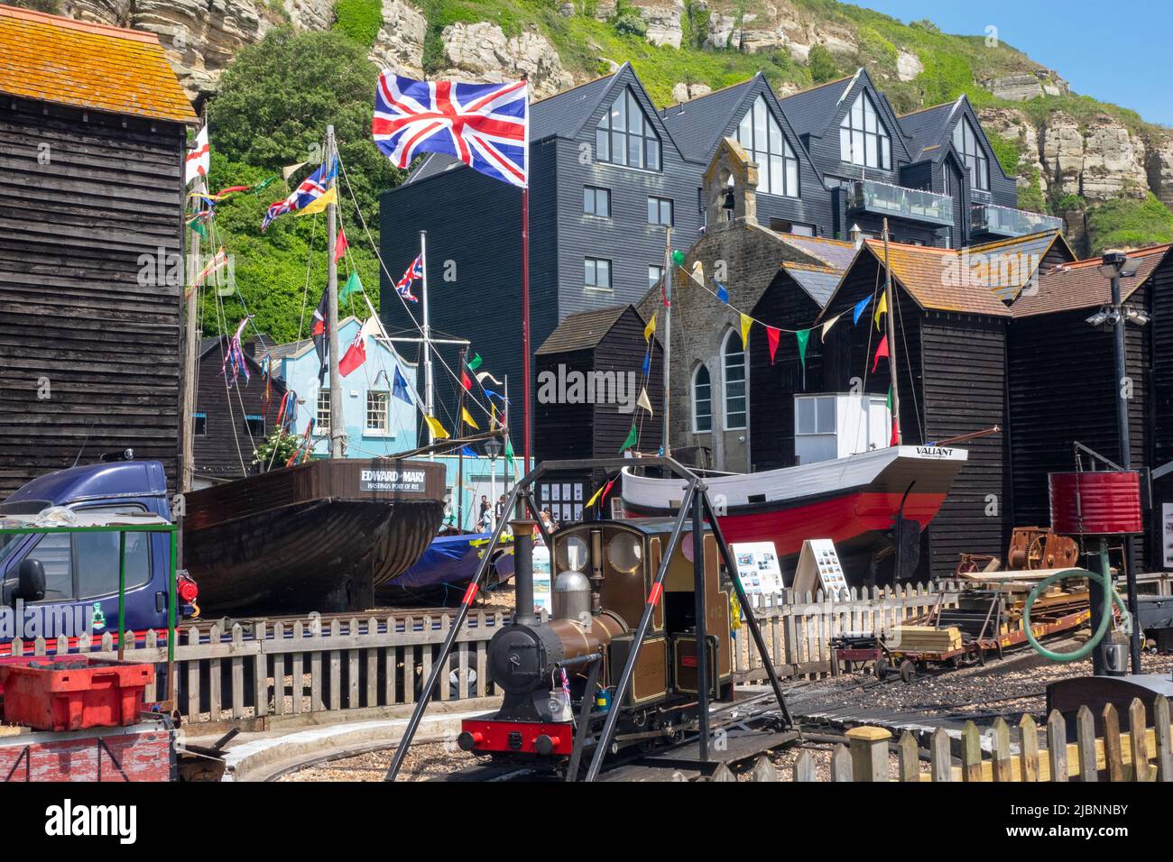 Motore ferroviario in miniatura a Rock-a-Nore, quartiere marittimo di Hastings, barche storiche, attrazione balneare, East Sussex, REGNO UNITO Foto Stock