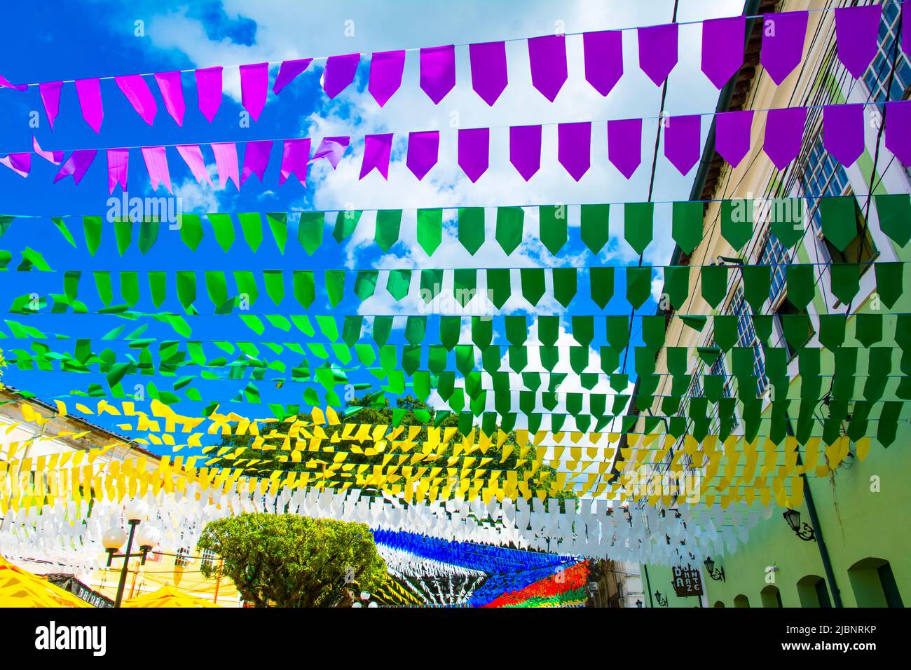 Bandiere colorate per la decorazione della festa di Sao Joao nella città di Cachoeira, Bahia. Foto Stock