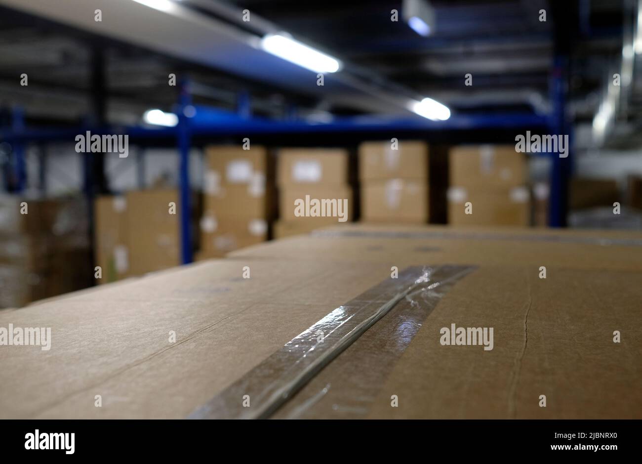 Focalizzazione selettiva su un pacchetto in un centro di logistica e distribuzione Foto Stock