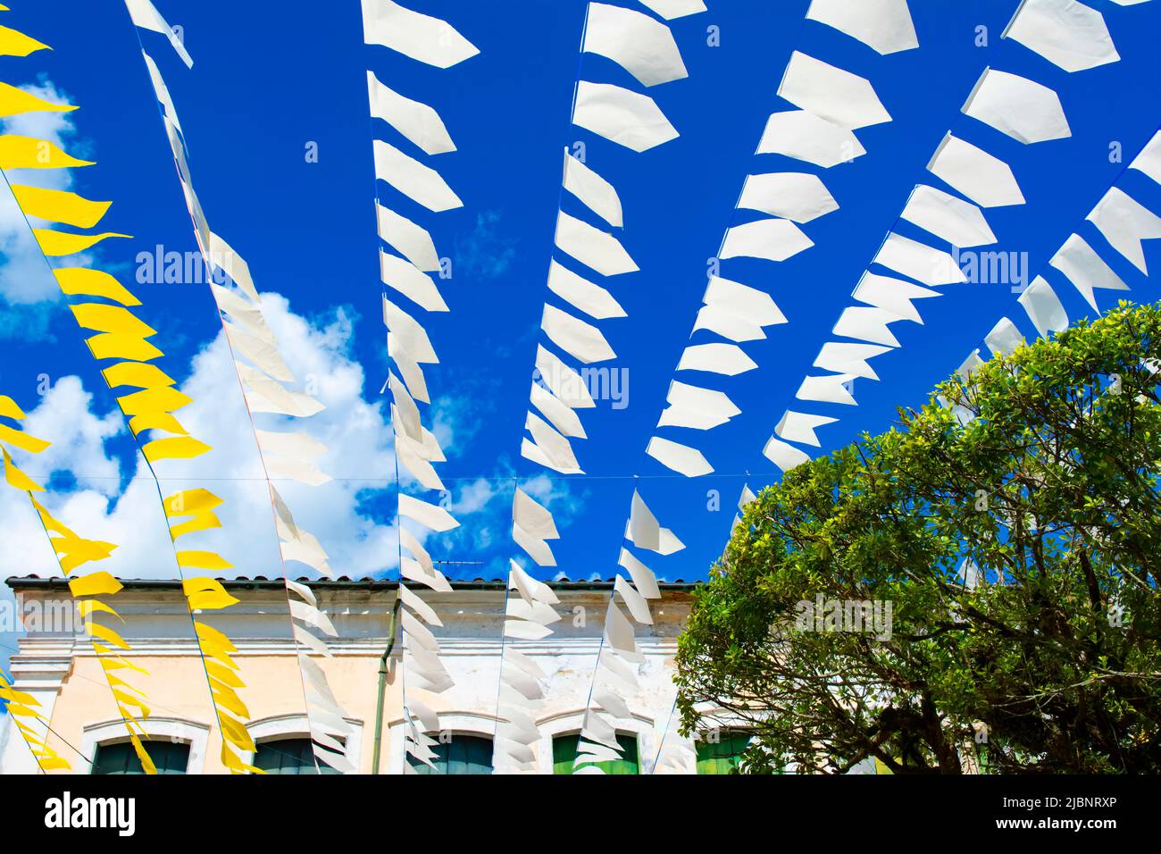 Bandiere colorate per la decorazione della festa di Sao Joao nella città di Cachoeira, Bahia. Foto Stock