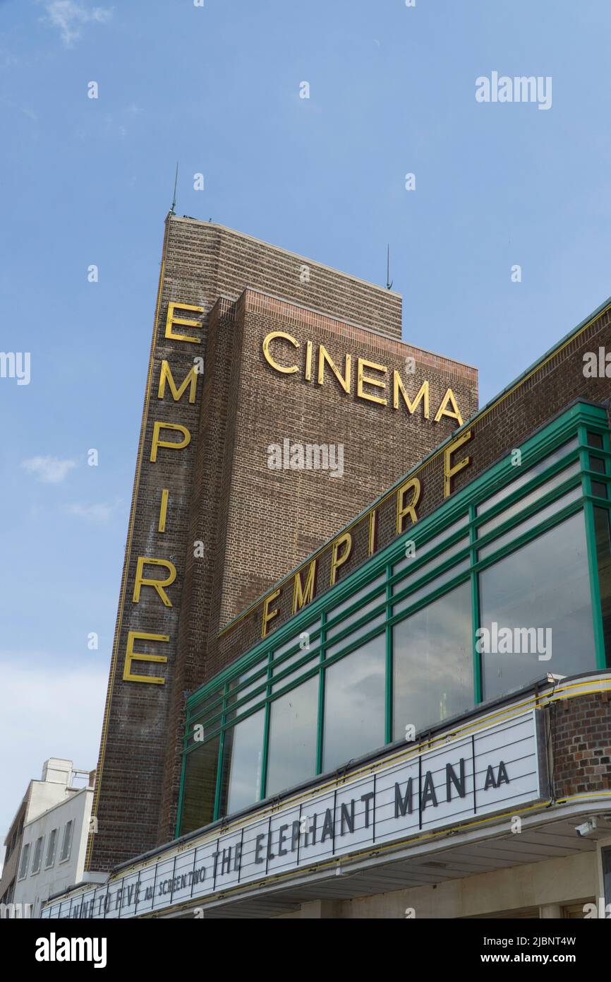 Il cinema Dreamland di Margate è stato ribattezzato Empire per la location del nuovo film Empire of Light di Sam Mendes, girato in località balneare con un cast di stelle tra cui Colin Firth, Olivia Colman e Tanya Moodie. Come il film è ambientato nel 1980, i film pubblicizzati sul cinema 'hoarding sono l'Elephant Man e nove a cinque. Anna Watson/Alamy Foto Stock