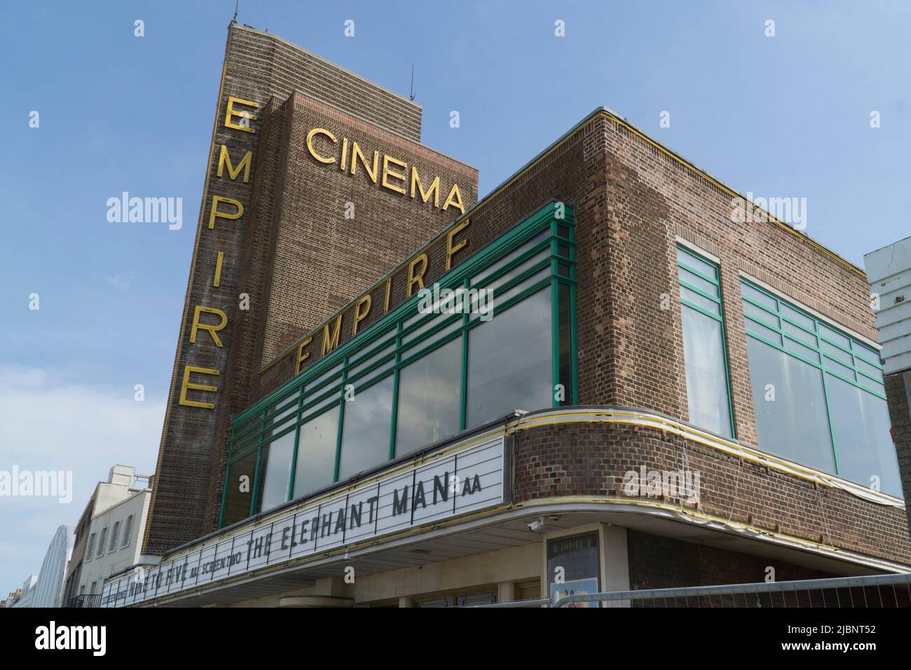 Il cinema Dreamland di Margate è stato ribattezzato Empire per la location del nuovo film Empire of Light di Sam Mendes, girato in località balneare con un cast di stelle tra cui Colin Firth, Olivia Colman e Tanya Moodie. Come il film è ambientato nel 1980, i film pubblicizzati sul cinema 'hoarding sono l'Elephant Man e nove a cinque. Anna Watson/Alamy Foto Stock
