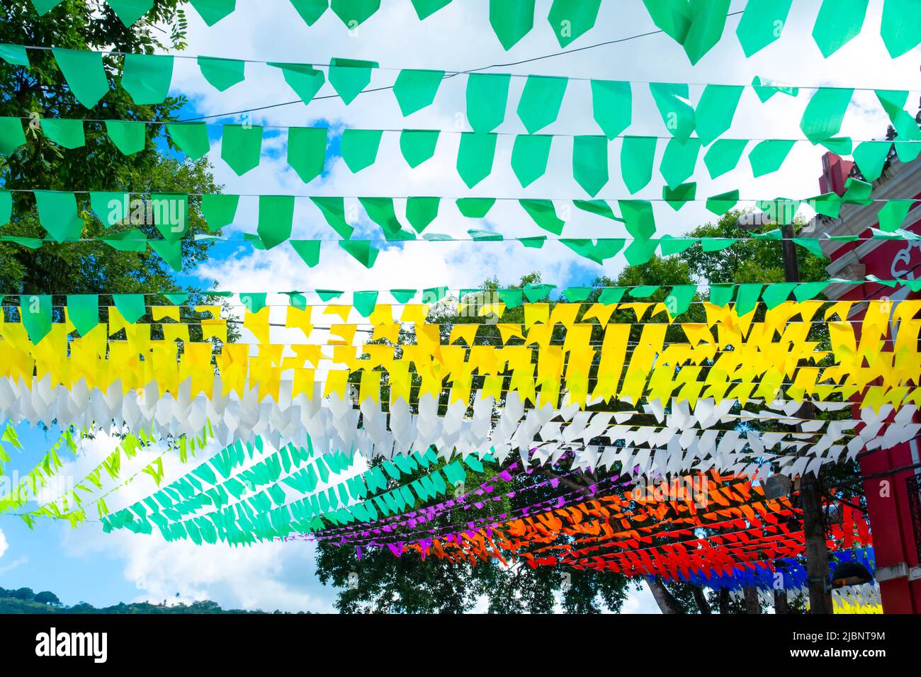 Bandiere colorate per la decorazione della festa di Sao Joao nella città di Cachoeira, Bahia. Foto Stock
