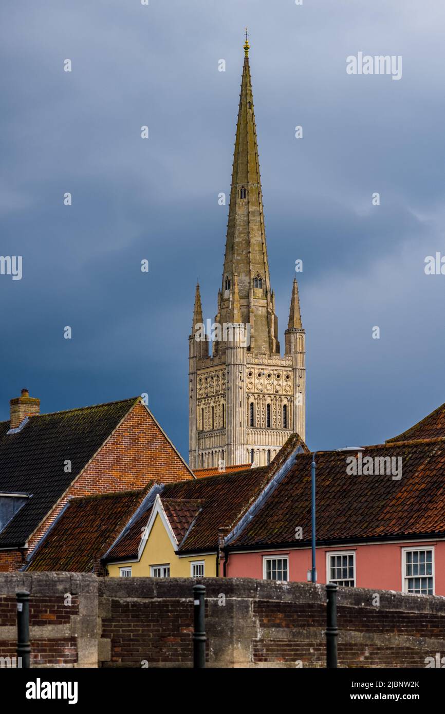 Norwich Cathedral spire con le case di Quayside in primo piano. Foto Stock