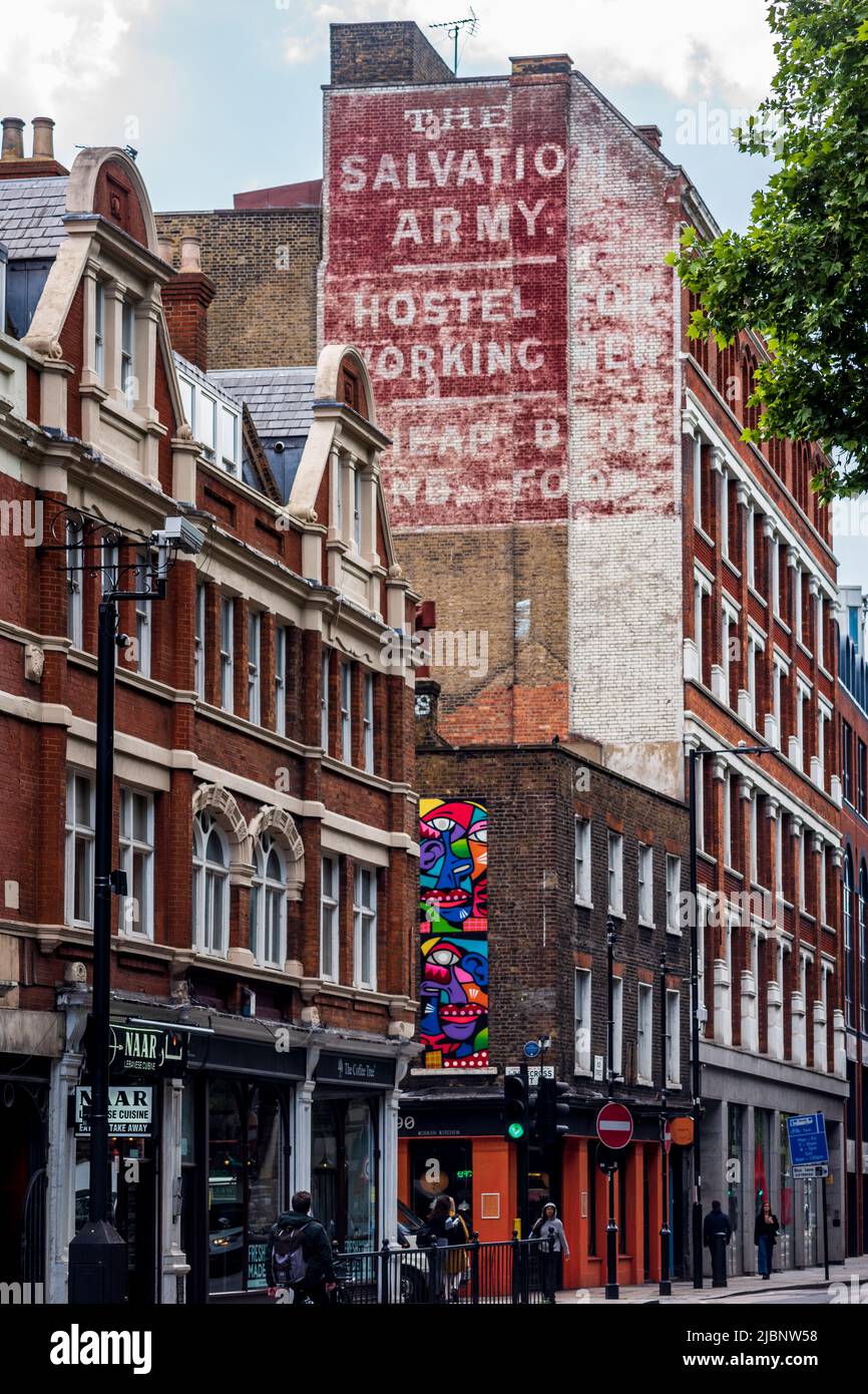 Old Salvation Army Hostel Sign sul lato di un edificio in Old Street nel centro di Londra UK. Ghost segni Londra. Ghost Sign Londra. Foto Stock