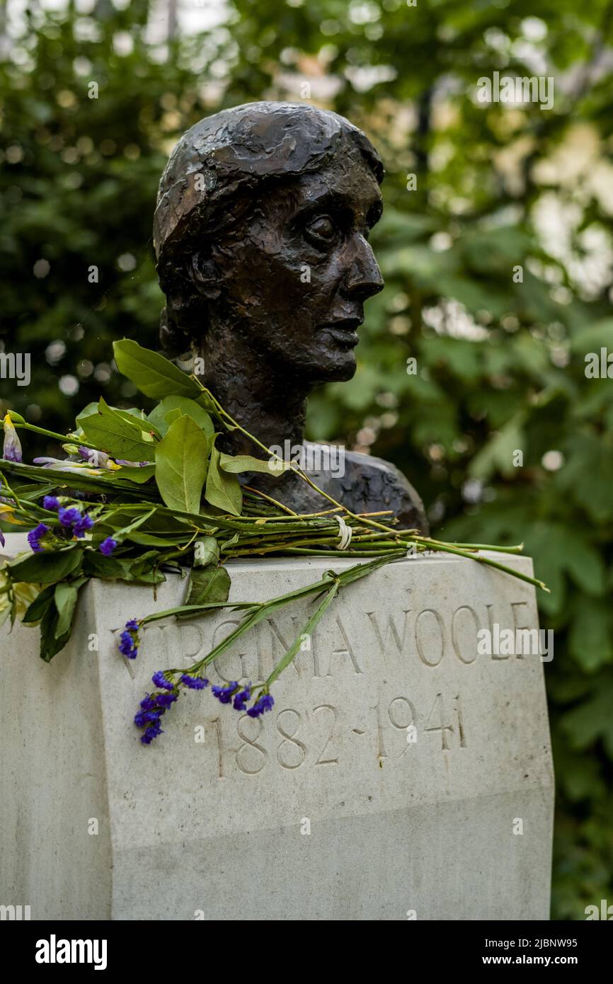 Virginia Woolf Tavistock Square Bloomsbury London - Virginia Woolf busto o statua 2004, copia in bronzo di un originale, scultore Stephen Tomlin 1931. Foto Stock