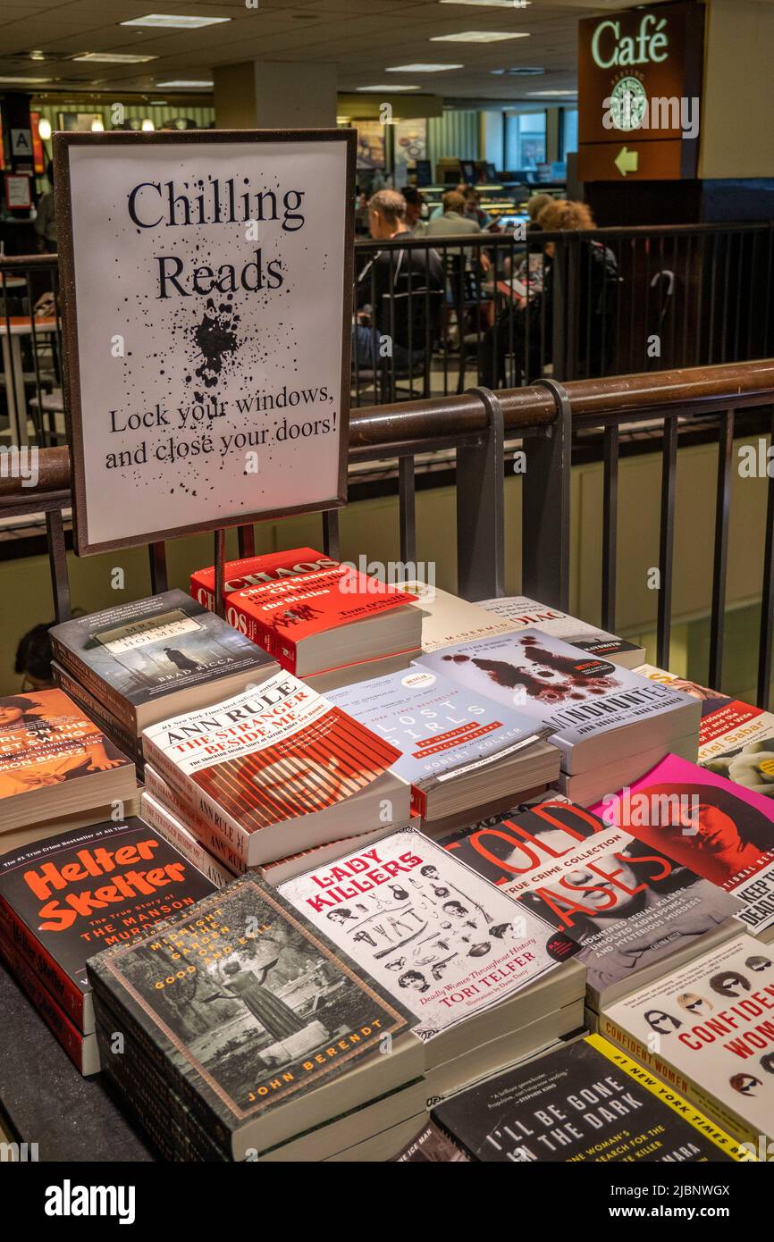 Barnes & Noble Bookstore sulla Fifth Avenue a New York City ha una grande selezione di libri e uno Starbucks Cafe, USA 2022 Foto Stock