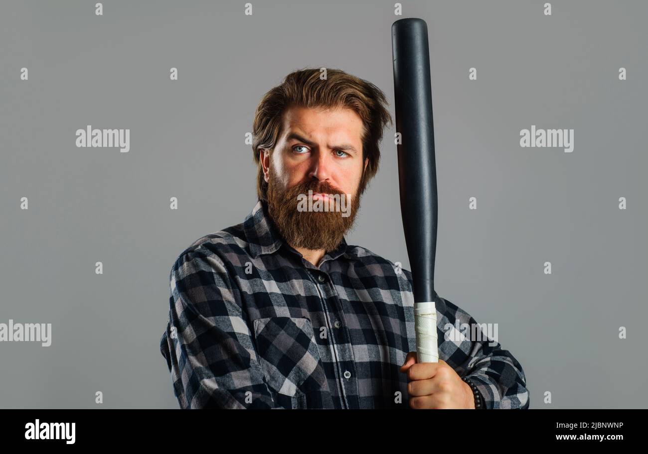 Uomo portico in camicia a quadri con mazza da baseball. Attrezzature sportive. Giocatore professionista di baseball. Foto Stock