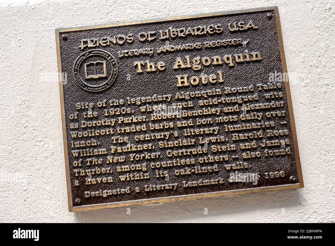Amici delle biblioteche storici monumenti letterari registrano le grazie a placca la parte anteriore dell'Algonquin Hotel a New York City, USA 2022 Foto Stock