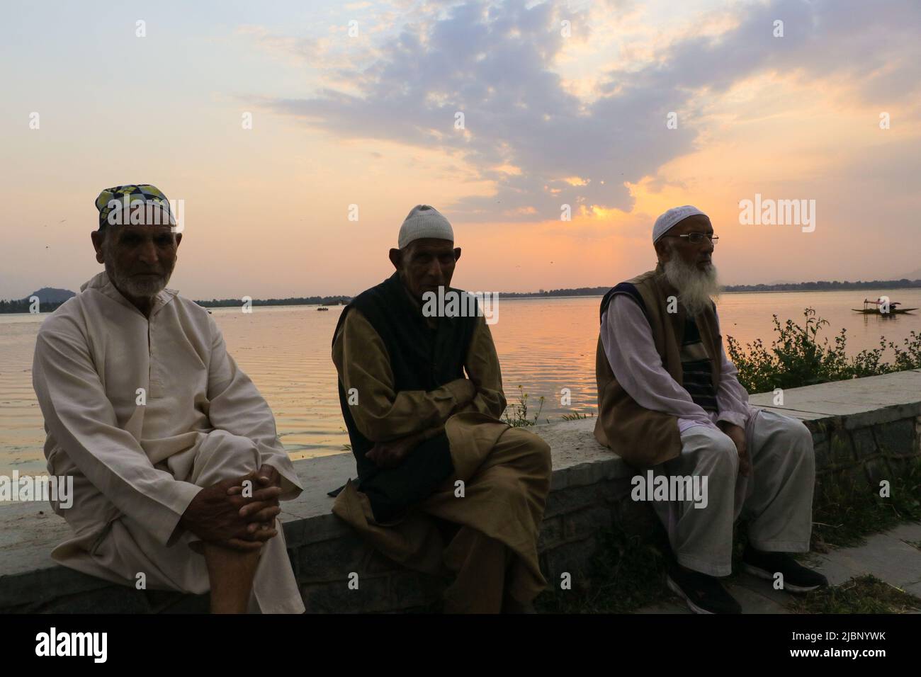 7 giugno 2022, Srinagar, Jammu e Kashmir, India: Gli anziani del Kashmiri si riposano sulle rive del famoso lago dal durante il tramonto nel lago dal a Srinagar, Kashmir amministrato dagli indiani. (Credit Image: © Adel Abbas/ZUMA Press Wire) Foto Stock