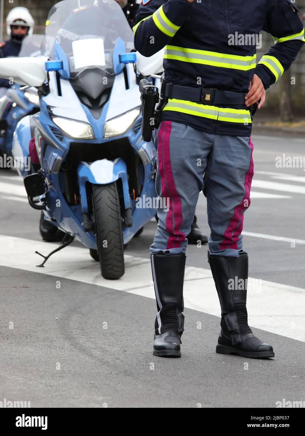 Poliziotto in uniforme con stivali in pelle e moto della polizia durante il  blocco stradale per contrastare il traffico di droga Foto stock - Alamy