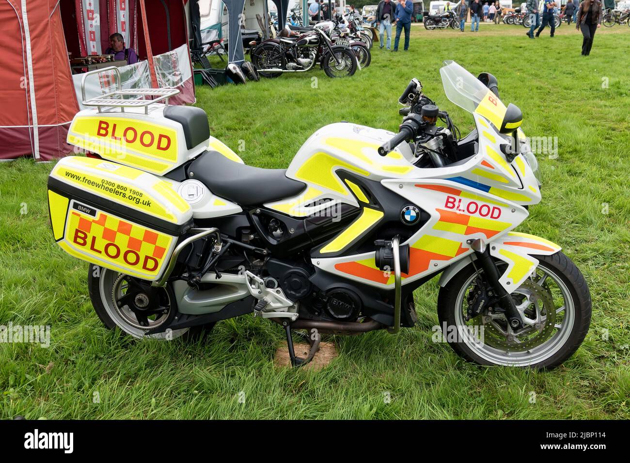 Frome, Somerset, UK - Settembre 25 2021: A Freehelers BMW F800 GT Blood Bike (WX14 ETA) che appartiene al Blood Service britannico Foto Stock