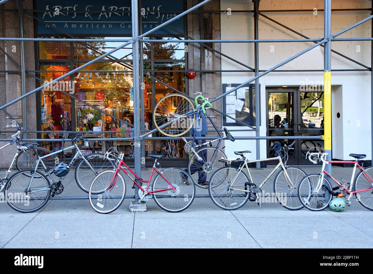 Andare in bicicletta è un modo sempre più popolare per lavorare nelle aree urbane, e il parcheggio per biciclette a volte è difficile da trovare Foto Stock