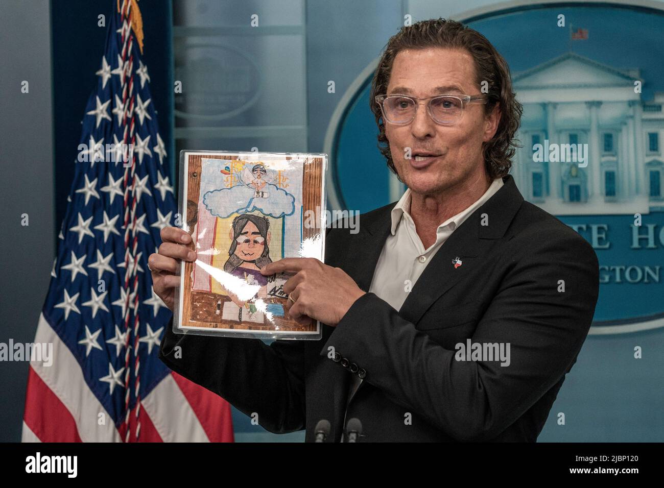 Washington, Stati Uniti. 07th giugno 2022. Matthew McConaughey, un nativo di Uvalde, Texas, tiene in mano le opere d'arte di una delle vittime del tiro di massa alla Robb Elementary School sparando a una conferenza stampa sulla violenza delle armi nella James S. Brady Press Briefing Room alla Casa Bianca di Washington, DC martedì 7 giugno, 2022. Foto di Ken Cedeno/Pool/Sipa USA Credit: Sipa USA/Alamy Live News Foto Stock