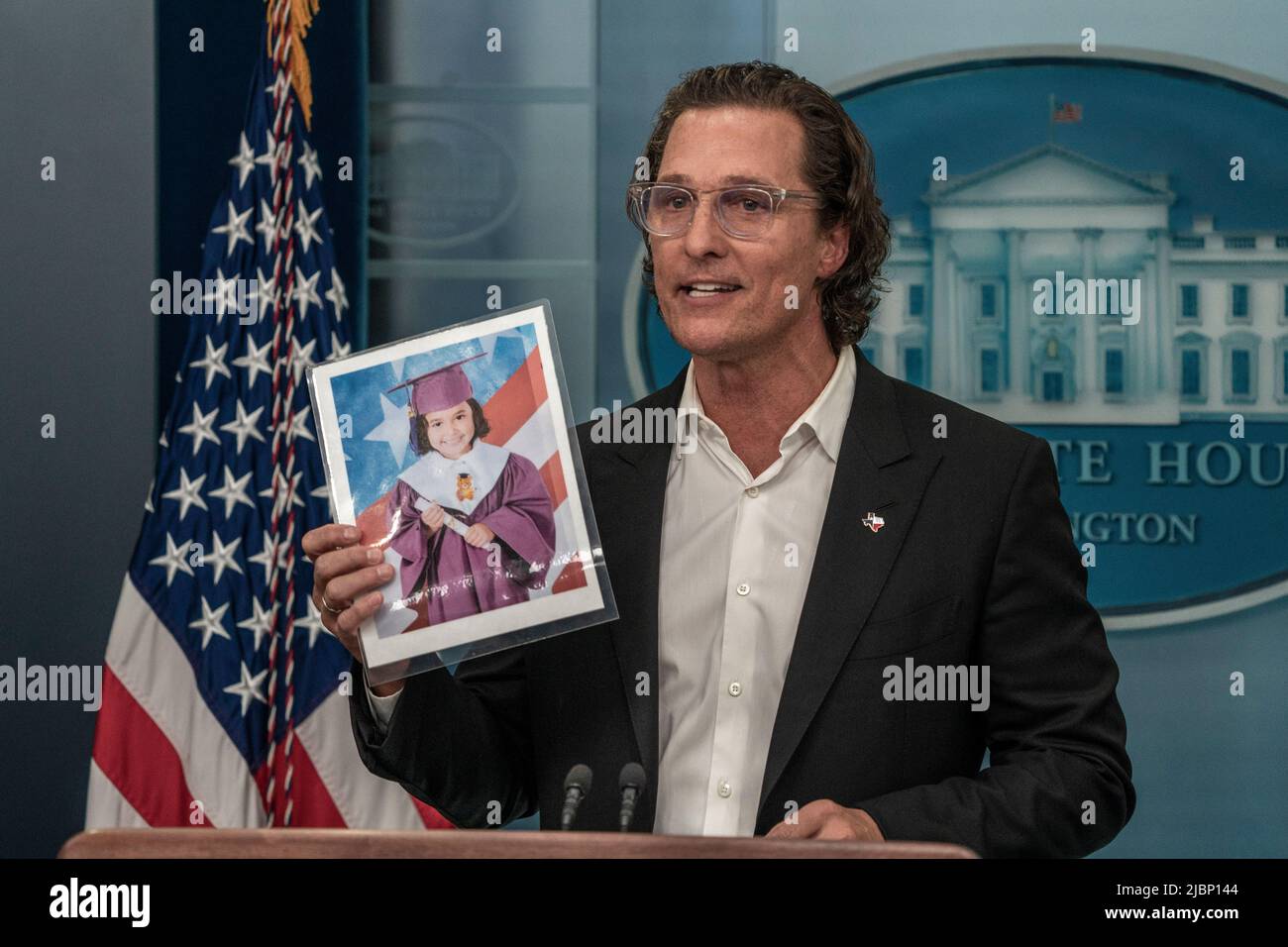Washington, Stati Uniti. 07th giugno 2022. Matthew McConaughey, nativo di Uvalde, Texas, conserva una foto di Alithia Ramirez, 10 anni, Che è stato ucciso nel tiro di massa alla Robb Elementary School, durante una conferenza stampa sulla violenza delle armi nella James S. Brady Press Briefing Room alla Casa Bianca di Washington, DC martedì 7 giugno 2022. Foto di Ken Cedeno/Pool/Sipa USA Credit: Sipa USA/Alamy Live News Foto Stock