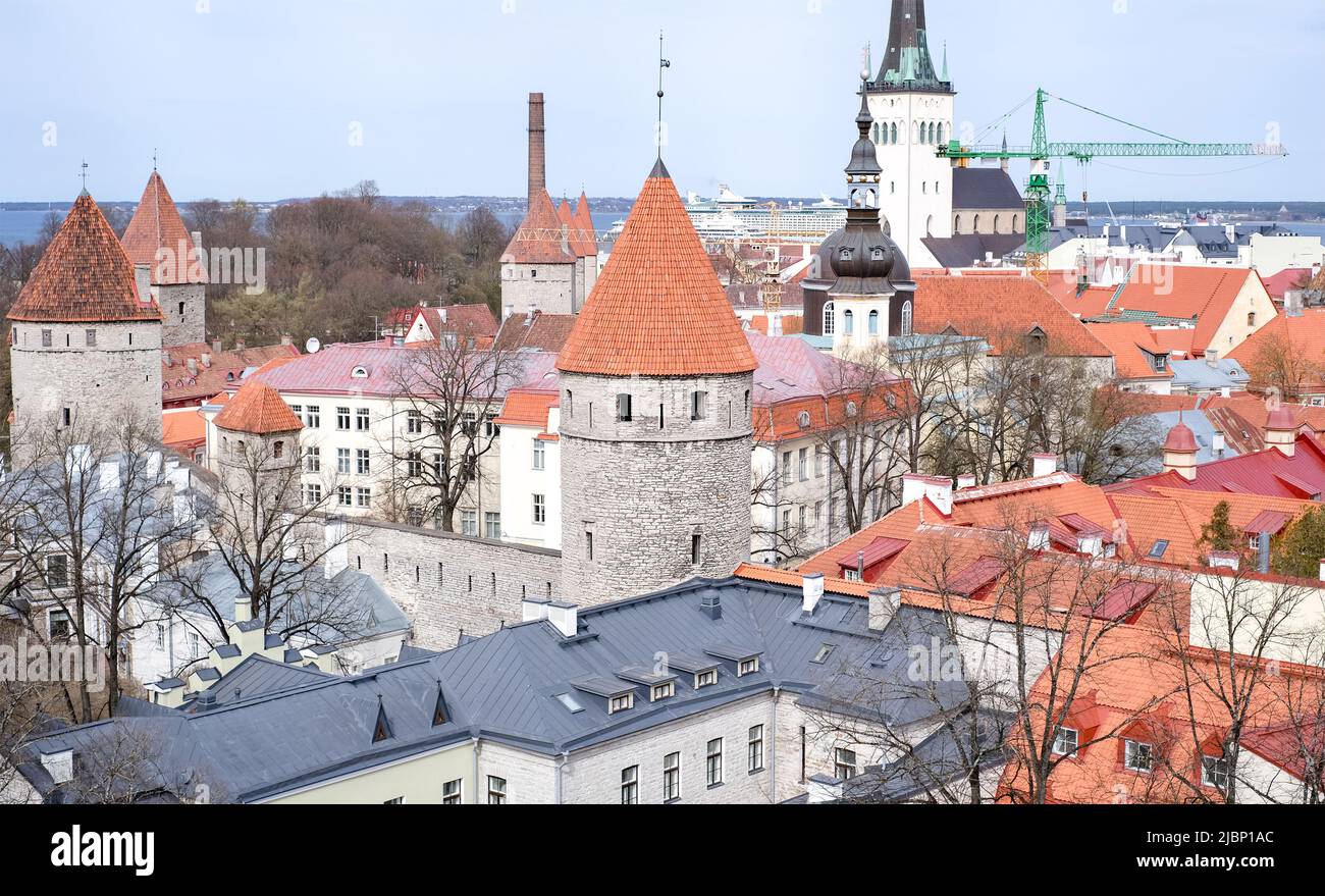 Vista dall'alto della città vecchia - la parte più antica di Tallinn in Estonia con tetti di tegole arancioni ed edifici antichi Foto Stock