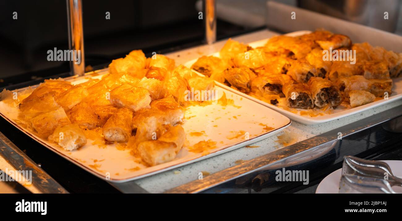 Panini di pasta sfoglia con formaggio nel buffet dell'hotel Foto Stock