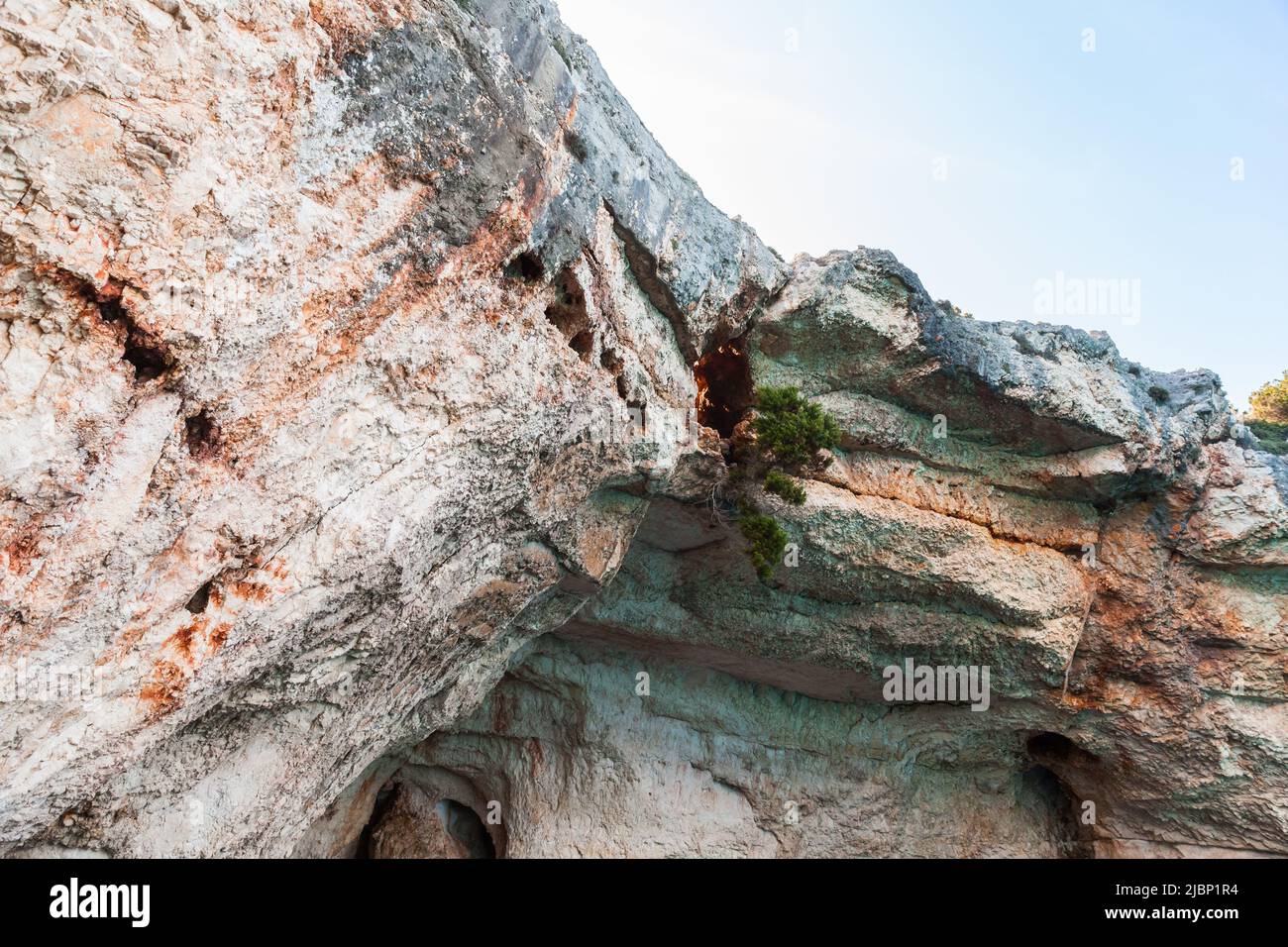 Rocce costiere di Zante con grotte e archi in pietra naturale. Grotta blu, punto di riferimento naturale Foto Stock